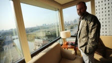 Nesta foto de arquivo (2014), Noel Biderman, diretor executivo da Avid Life Media Inc., que opera o AshleyMadison.com, posa junto a uma janela de um quarto de hotel com vista para os jardins do Palácio Imperial durante uma sessão de fotos em Tóquio. (AP Photo / Eugene Hoshiko)