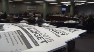 Cópias do orçamento 2015 da cidade de Toronto são vistas em 29 de janeiro de 2015. CityNews
