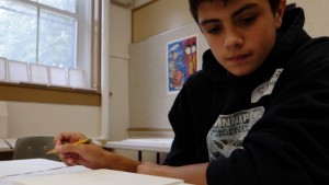 Este ano, no Ontário, os estudantes do sexo feminino estiveram melhor do que estudantes do sexo masculino, com uma taxa de sucesso de 86 por cento em comparação com 78 por cento para os últimos. (Teghan Beaudette / CBC)