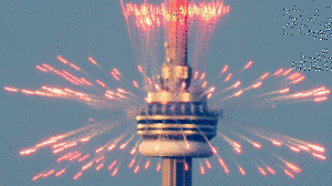 Sessão de fogo de artifício ilumina a CN Tower durante as cerimónias de abertura dos Jogos Pan-americanos em 10 de julho.