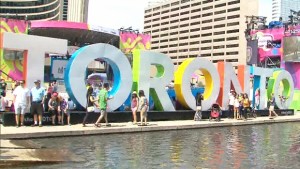 Sinal dos Pan Am Toronto na Nathan Phillips Square é visto nesta foto de 12 de julho, 2015.