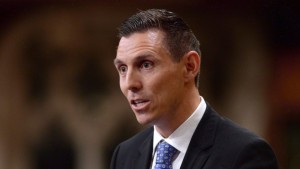 O então deputado conservador Patrick Brown dá o seu discurso de despedida na Câmara dos Comuns em Otava -13 de maio de 2015. Brown renunciou a fim de concorrer à liderança dos Progressistas Conservadores do Ontário. (Sean Kilpatrick / The Canadian Press)