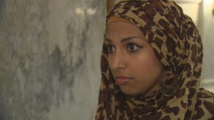 A professora Ayesha Jabbar apoia o novo currículo de educação sexual e diz que aqueles que se opõem a este "não se debruçaram bem sobre o assunto"