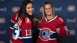 Caroline Ouellette, à esquerda, e Marie-Philip Poulin mostram a nova camisola da sua equipa, na quinta-feira, 24 de setembro, 2015, em Montreal. A franchise CWHL, com sede em Montreal, também foi renomeada para se tornar Les canadiennes. THE CANADIAN PRESS/Paul Chiasson