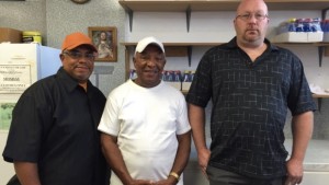 Jim David, Sheldon Taylor, e John Cooney estão a promover uma campanha de donativos esta semana no Banco alimentar Men United for God. (Joana Draghici / CBC)