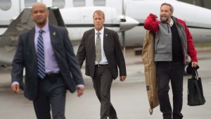 O líder do NDP Tom Mulcair, acompanhado por membros da sua equipa de segurança RCMP, caminha para o avião de campanha em Toronto - 29 de setembro de 2015. (The Canadian Press/Andrew Vaughan)