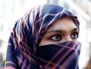 Zunera Ishaq fala com repórteres no exterior do Tribunal Federal de Apelação - 15 de setembro de 2015. (Patrick Doyle/Canadian Press)