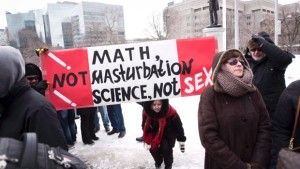 Manifestantes protestam contra o novo currículo de educação sexual do Ontário em Toronto - 24 de fevereiro de 2015. THE CANADIAN PRESS/Darren Calabrese