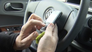 Multas mais pesadas para condução distraída entram em vigor esta terça-feira