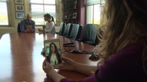 Stephen Sauer e Tari Bernier do Centro Canadiano de Proteção à Criança demonstram como predadores usam o Skype para atingir os adolescentes (CBC)