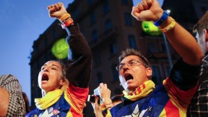 Apoiantes do Junts Pel Si (Juntos Pelo Sim) durante um encontro para acompanhar os resultados das eleições no domingo. (Andrea Comas / Reuters)