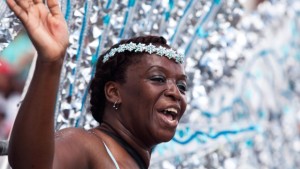 Betty Toney acena para os participantes na área de julgamento durante o grande desfile, quando milhares de foliões se reuniram para celebrar o Scotiabank Toronto Caribbean Carnival em Toronto - 1 de agosto de 2015 (Giordano Ciampini / The Canadian Press)