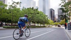 Um ciclista é visto nesta foto de arquivo de 2010. (Paul Chiasson / The Canadian Press)