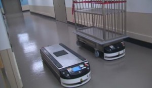 Robôs de entrega num corredor do Humber River Hospital em Toronto
