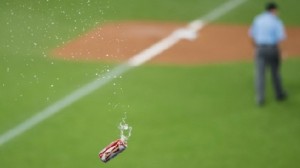 Uma cerveja é arremessada para o campo de jogo, durante o jogo 5 dos Blue Jays contra a equipa de Texas (14 de outubro de 2015), em protesto contra uma decisão dos árbitros. (THE CANADIAN PRESS/Darren Calabrese)