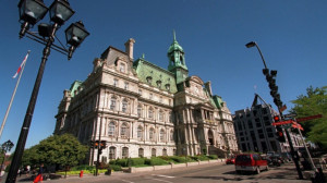Uma vista da Câmara Municipal de Montreal - 7 de agosto, 2002 em Montreal. (CP PHOTO / Paul Chiasson)