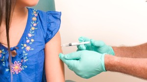 Uma menina recebe uma injeção no seu braço esquerdo, nesta foto do divulgação do Centro de Controle de Doenças. (Center for Disease Control/Amanda Mills/THE CANADIAN PRESS/)