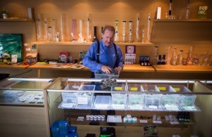 Don Briere é o proprietário dos dispensários de marijuana medicinal (15 Weeds Vidro & Gifts) em Vancouver. Em breve, essas lojas poderão abrir ao público em geral. (Darryl Dyck/Canadian Press)