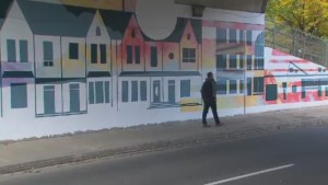 Um novo mural na Keele Street descreve uma fileira de casas pretas e brancas contra um pano de fundo de sutis roxos, vermelhos e amarelos. A cidade de Toronto disse que o mural é feito para realçar "o caráter único da área do High Park"
