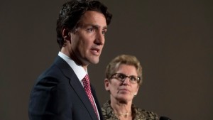 O líder do Partido Liberal Justin Trudeau, à esquerda, e a primeira-ministra do Ontário Kathleen Wynne, fizeram campanha juntos durante a eleição federal. (The Canadian Press)