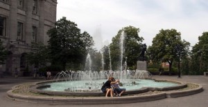 Mais turistas americanos visitaram Montreal, no verão de 2015 do que no ano anterior, de acordo com um novo estudo. (Ryan Remiorz / The Canadian Press)