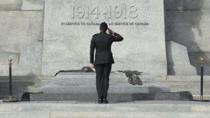 Um membro das Forças canadianas faz a saudação quando ele passa em frente ao Túmulo do Soldado Desconhecido, no National War Memorial, em Otava na quarta-feira, 21 de outubro de 2015. (Adrian Wyld/The Canadian Press)