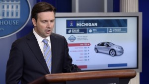 Nesta foto de arquivo, o secretário de imprensa da Casa Branca, Josh Earnest, usa um gráfico para discutir a Parceria Trans-Pacífico (TPP), durante o briefing diário na Casa Branca, em Washington. (AP Photo / Susan Walsh, Arquivo)