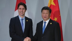 O primeiro-ministro Justin Trudeau é cumprimentado pelo presidente chinês Xi Jinping, quando ambos participam numa reunião bilateral na Cimeira do G20, em Antalya, Turquia - 16 de novembro de 2015. The Canadian Press/Sean Kilpatrick