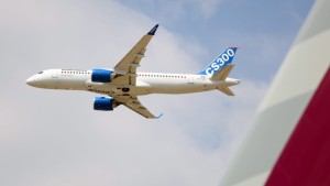 O Bombardier CS300 executa o seu voo de demonstração no Paris Air Show, em Le Bourget, ao norte de Paris, na quarta-feira, 17 de junho de 2015. (AP Photo / Remy de la Mauviniere)