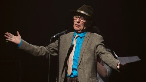 O cantor e compositor de Newfoundland Ron Hynes, a recuperar de um cancro na garganta, faz um discurso emocionado ao receber o Directors' Special Achievement award no East Coast Music Awards, em Halifax, nesta foto de arquivo (2013). (Andrew Vaughan / The Canadian Press)