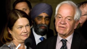 A ministra da Saúde Jane Philpott (da esquerda para a direita), o ministro da Defesa Harijit Singh Sajjan e o ministro da Imigração, John McCallum realizam uma conferência de imprensa após uma reunião ministerial no Parliament Hill, em Otava - 12 de novembro de 2015. The Canadian Press/Fred Chartrand