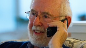 Arthur B. MacDonald, professor emérito da Universidade de Queen, no Canadá, fala ao telefone logo depois de saber que ele era um covencedor do Prémio Nobel de Física. Ele venceu um segundo prémio importante para a mesma pesquisa. (Lars Hagberg / Reuters)