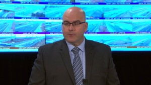 O ministro dos Transportes do Ontário Steven Del Duca fala aos meios de comunicação em Toronto - 7 de dezembro, 2015