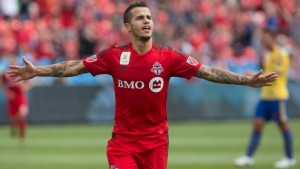No dia 19 de setembro de 2015, foto de arquivo, Sebastian Giovinco do Toronto FC comemora depois de marcar o segundo golo da sua equipa contra os Colorado Rapids. (Chris Young / The Canadian Press)
