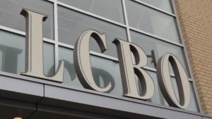 Um sinal é retratado no exterior de uma loja LCBO na Danforth Avenue. (Chris Kitching/CP24)