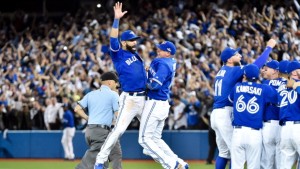 Os jogadores dos Toronto Blue Jays comemoram depois de derrotarem a equipa de Texas Rangers durante o jogo cinco do playoff (ALDS) de basebol em Toronto - 14 de outubro de 2015. (The Canadian Press / Nathan Denette)