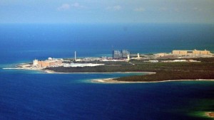 Uma vista aérea da central elétrica nuclear da Bruce Power em Kincardine, Ontário - 16 de agosto de 2003. The Canadian Press / JP Moczulski