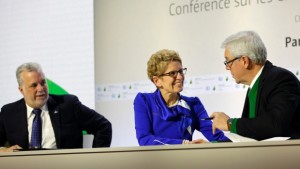 O primeiro-ministro do Quebec, Philippe Couillard, a primeira-ministra do Ontário, Kathleen Wynne e o primeiro-ministro de Manitoba, Greg Selinger, participam numa cerimóia de assinatura na COP21, a Conferência sobre Mudanças Climáticas das Nações Unidas - 7 de dezembro, 2015 em Le Bourget, ao norte de Paris. (AP Photo/Christophe Ena)
