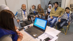 Uma família de refugiados sírios é entrevistada por autoridades num centro de tratamento de processos de refugiados em Amã, na Jordânia, na esperança de obter autorização para viajar para o Canadá, - 29 de novembro de 2015. The Canadian Press / Paul Chiasson
