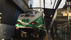Se aprovado, aqueles que apanham o comboio GO para Hamilton, Barrie ou Oshawa serão os mais afetados pelo aumento dos preços em 2016. (Mike Heenan / CBC) 