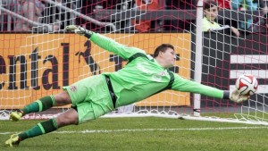 O guarda-redes do Toronto FC Joe Bendik durante um jogo de futebol (soccer) da MLS contra o New York Red Bulls em Toronto - 17 de maio de 2014. (The Canadian Press / Chris Young)