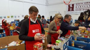 O presidente de Toronto John Tory separa as doações com outros voluntários no North York Harvest Food Bank em 20 de dezembro de 2015. CityNews/Jerome Gange