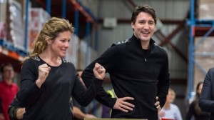 Reação do primeiro-ministro Justin Trudeau e sua esposa Sophie depois de prepararem o 100º cabaz de Natal no Moisson Montreal, um banco alimentar - 18 de dezembro, 2015 em Montreal. THE CANADIAN PRESS/Paul Chiasson