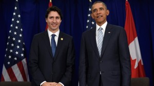 Nesta foto de arquivo de 19 de novembro de 2015, o presidente Barack Obama e o primeiro-ministro canadiano Justin Trudeau levantam-se após a sua reunião bilateral na cimeira de Cooperação Económica Ásia-Pacífico, em Manila, Filipinas. A Casa Branca diz que Trudeau vai participar num jantar de Estado em 10 de março, numa visita destinada a reforçar os laços entre os países vizinhos. (AP Photo / Susan Walsh, Arquivo)