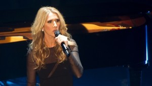Celine Dion durante um espetáculo de beneficência. (Paul Chiasson/The Canadian Press)