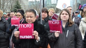 Os membros da Associação de enfermeiros do Ontário (ONA) e estudantes de enfermagem manifestam-se no Queen’s Park em Toronto - 19 de março de 2014. The Canadian Press Images PHOTO/Ontario Nurses' Association