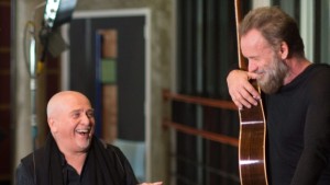 Nesta imagem fornecida por Peter Gabriel Ltd, os músicos britânicos Peter Gabriel, à esquerda, e Sting, são vistos no Real World Studios in Box, Inglaterra - 4 de janeiro de 2016. (York Tillyer via AP)