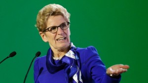 A primeira-ministra do Ontário Kathleen Wynne, discursa durante uma cerimónia na Conferência sobre as Alteraçõs Climáticas das Nações Unidas - 7 de dezembro, 2015, em Le Bourget, ao norte de Paris. (AP/Christophe Ena)