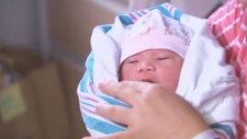 Theo Franz nos braços da sua mãe num hospital em Mississauga em 1 de janeiro de 2016.