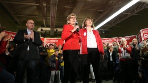 A candidata Liberal Elizabeth Roy na eleição intercalar em Whitby-Oshawa é retratada aqui com a primeira-ministra Kathleen Wynne, na inauguração do seu escritório de campanha (foto enviada)